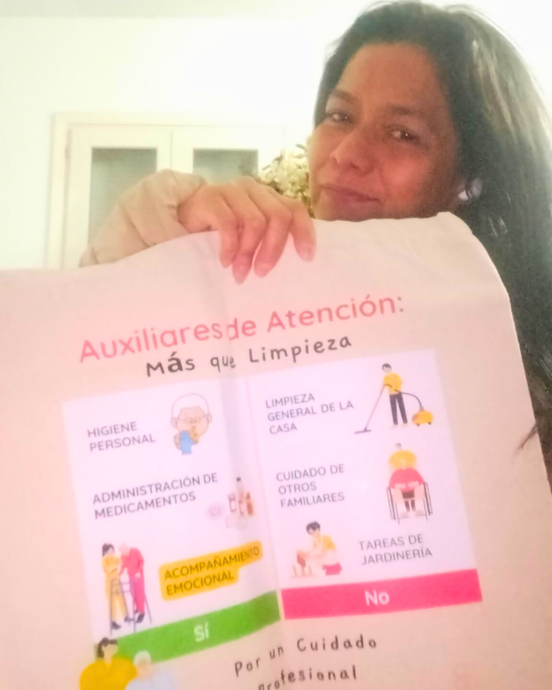 Auxiliar de ayuda a domicilio mostrando orgullosa su totebag de Cuidarly en primer plano.