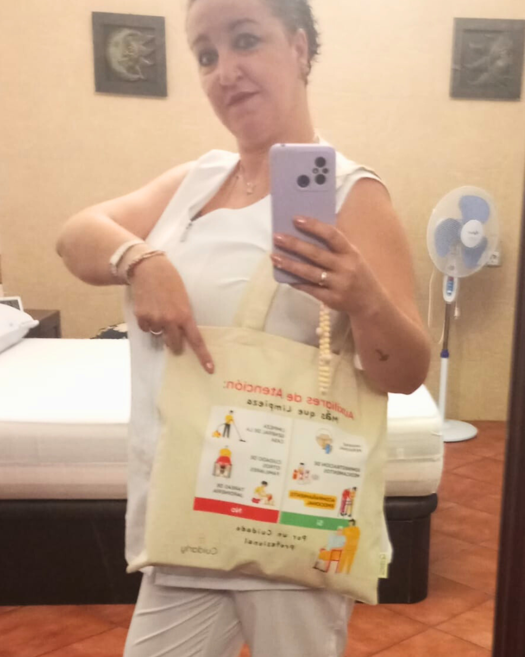 Selfie de auxiliar SAD con totebag reivindicativa de Cuidarly