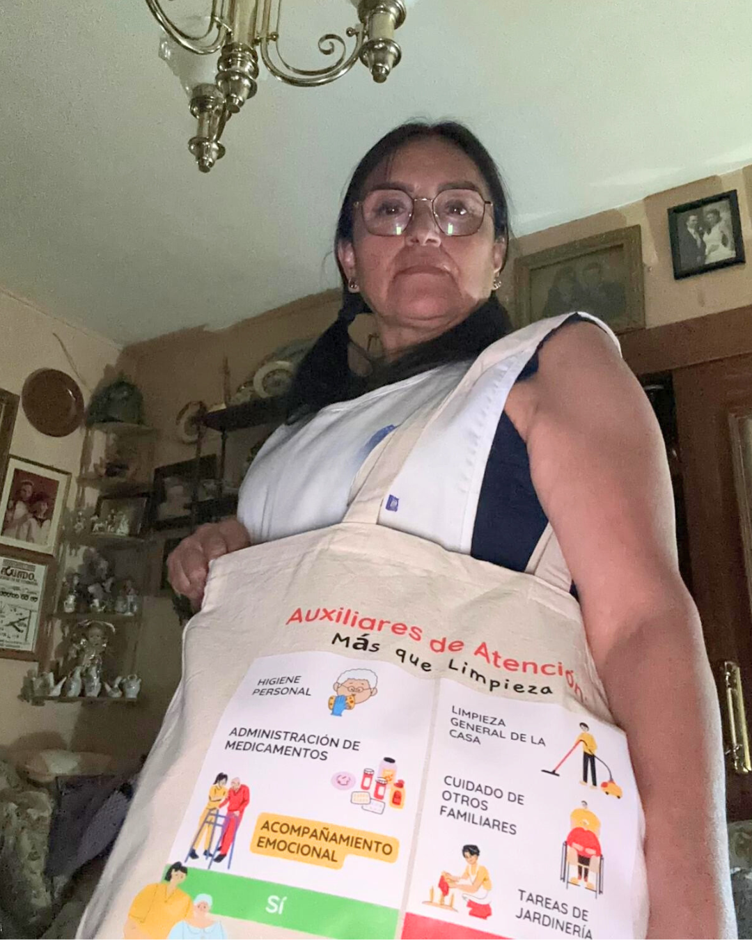 Auxiliar de atención domiciliaria con la totebag "Más que limpieza"