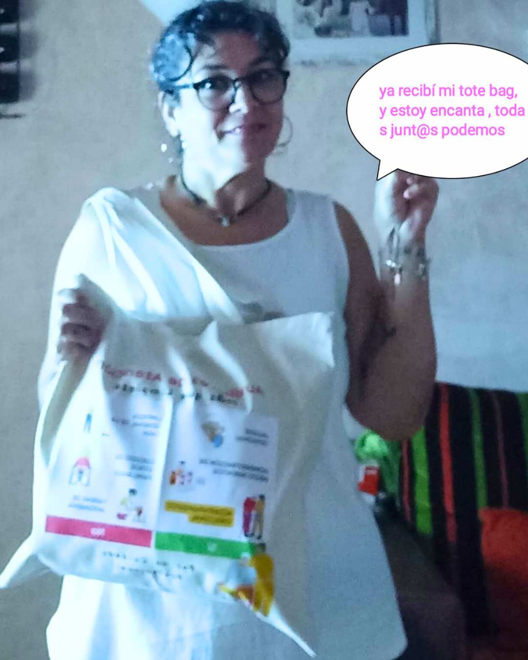 Auxiliar mostrando su totebag Cuidarly con bocadillo de texto motivacional
