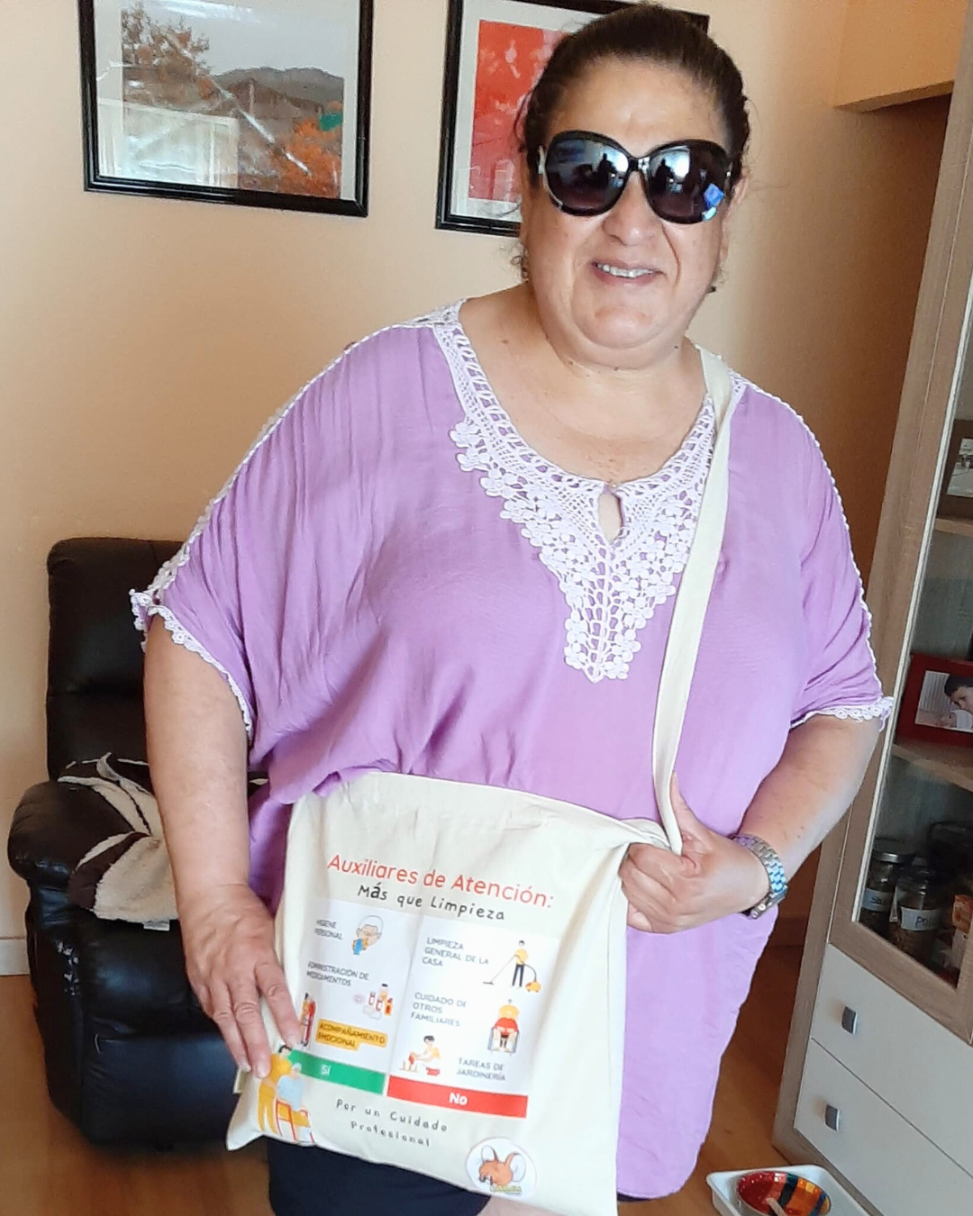 Auxiliar de ayuda a domicilio con totebag Cuidarly, con camiseta lila y gafas de sol.