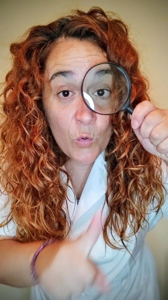 Jennifer García con lupa revisando una nómina.