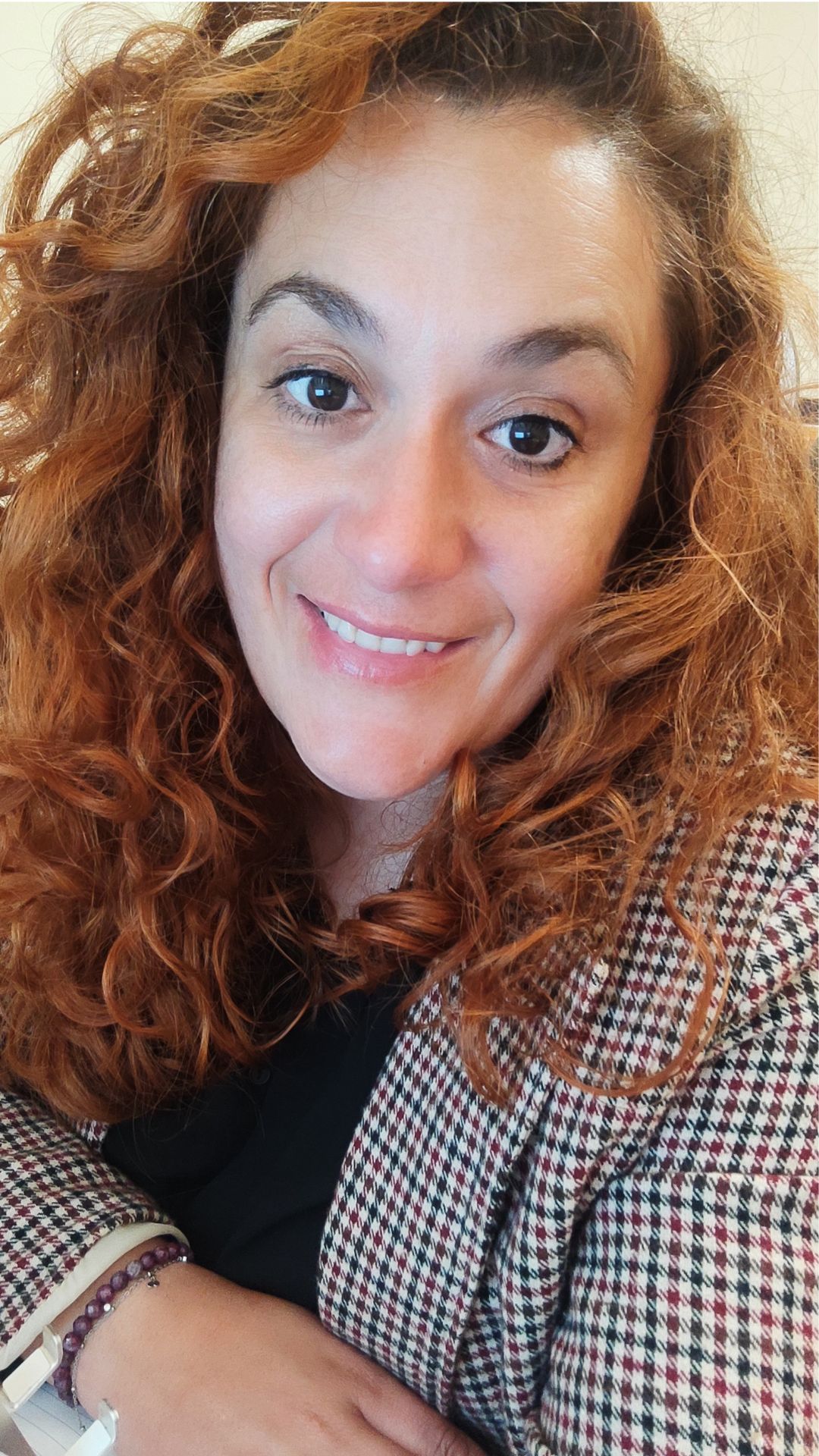 Jennifer García acompañando a auxiliares de ayuda a domicilio